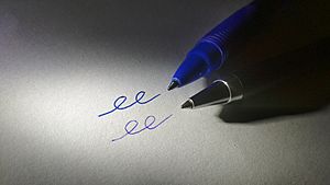 Archivo:Gel pen versus ballpoint pen