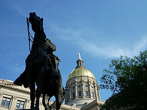 Archivo:Georgia State Capitol dome with Gordon statue