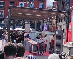 Grabación de MasterChef Celebrity en la plaza Mayor de Valladolid 2 (cropped).jpg