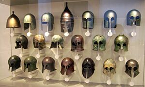Archivo:Griechische Helme1