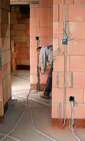 Archivo:Installing electrical wiring