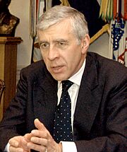 Archivo:Jack Straw meeting with Rumsfeld at Pentagon, May 19, 2005, cropped