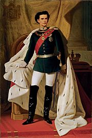 Archivo:König Ludwig II. von Bayern in Generalsuniform mit dem Krönungsmantel