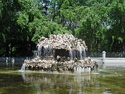 La fuente del estanque ochavado. El Retiro. Madrid (2445885342).jpg