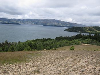 Archivo:Lago de Tota, vista desde cerro de monserrate en Cuítiva - panoramio (1)