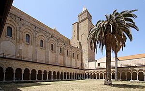Archivo:Lato settentrionale del Duomo di Cefalù visto dal chiostro. - panoramio