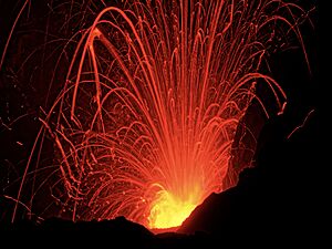 Archivo:Lava trails at Mount Yasur Volcano, Tanna, Vanuatu (49181693888)