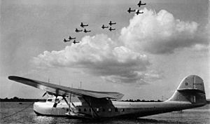 Archivo:Martin 130 China Clipper at Pearl Harbor 1930s
