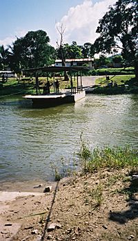 Archivo:Mopan River Ferry, Belize