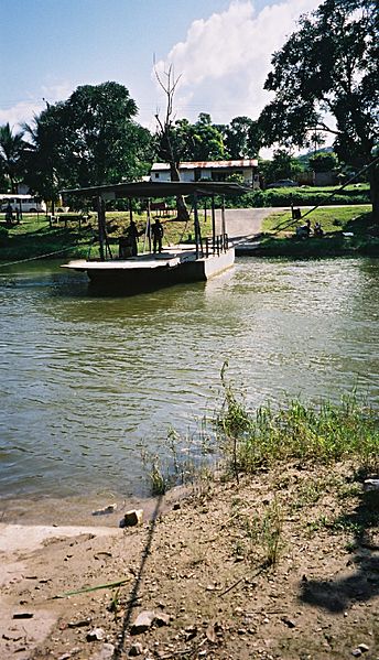 Archivo: Mopan River Ferry, Belize