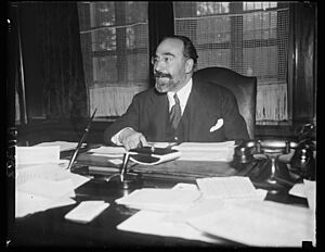 Archivo:New Spanish Ambassador assumes his duties. Washington, D.C., Oct. 8. The new envoy from Spain to the United States, Prof. Fernando De Los Rios, was at his desk bright and early today after LCCN2016878638