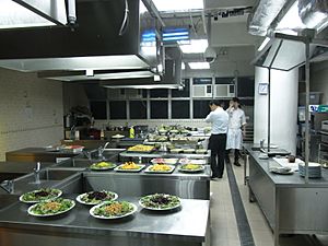 Archivo:North Point 33 Marble Road Hong Kong Chef School 香港廚師學校 Western kitchen interior HK 20120609