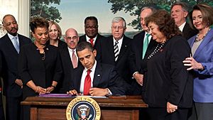 Archivo:Obama signs Ryan White extension