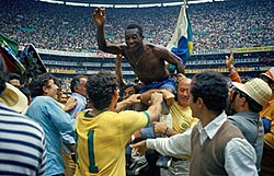 Archivo:Pele celebrating 1970