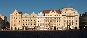 Archivo:Plzeň, monumentale panden op het Náměstí Republiky met Dm44251-4-4737 + Dm30552-4-159 + Dm22451-4-160 + Dm44252-4-4696 IMG 2853 2022-08-03 18.38