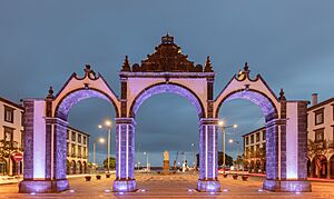Archivo:Portas da Cidade, Ponta Delgada, isla de San Miguel, Azores, Portugal, 2020-07-29, DD 123-125 HDR