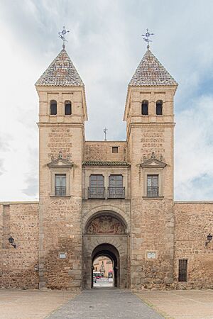 Archivo:Puerta Nueva de Bisagra (interior)