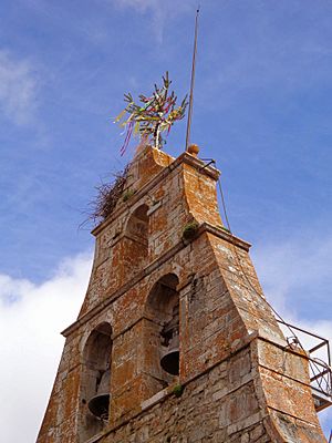 Archivo:Ramo de Pascua exterior Iglesia de Puebla de Lillo en 2013