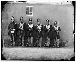 Archivo:Six marines with fixed bayonets at the Navy Yard