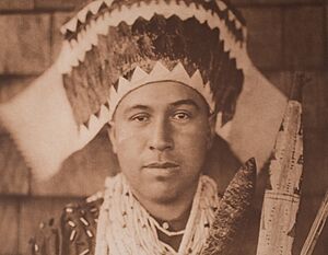 Archivo:Tolowa Dancing Head-Dress (8136371935)