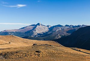 Archivo:Trail Ridge Road and Longs Peak by RO