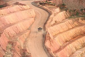 Archivo:Truck hauling ore from Karta Pit, SMD Crew Gold - panoramio