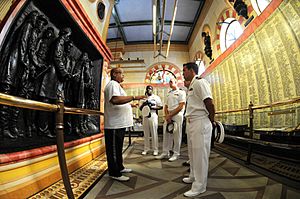 Archivo:US Navy 100831-N-6736S-050 Sailors from the guided-missile submarine USS Ohio (SSGN 726) tour the Soldiers and Sailors monument with retired Navy submariner Timothy Leslie