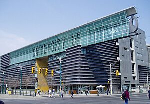 Archivo:U of T Graduate House