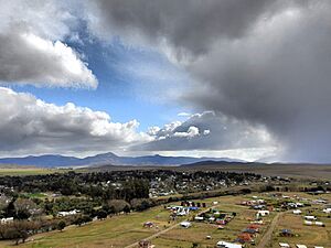 Archivo:Vista del barrio Cerro Ceferino y de parte de Sierra de la Ventana desde la cima del cerro Ceferino o del Amor