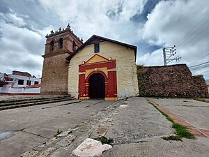 Archivo:Vista inferior de la Parroquia San Juan Evangelista Acora, Acora, Puno, Peru