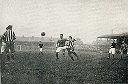 Archivo:Woolwich Arsenal v. Newcastle United, April 1906
