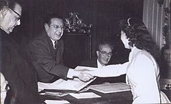 Archivo:Ángeles López Artiga. Entrega diploma fin de carrera con Manuel Palau al fondo