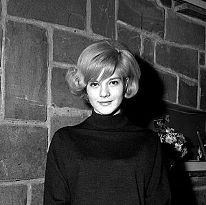 Archivo:13.12.1962. Queralto coiffe Sylvie Vartan. (1962) - 53Fi3120 (cropped)