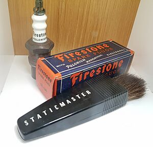 Archivo:2019-11-22 Spark plugs and static eliminators with radioactive polonium at museum display