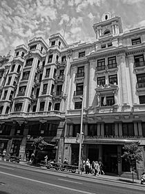 Archivo:A Black and white photograph of a buildings at Gran Via, Madrid Spain 019