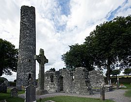 Archivo:A high cross and round tower at Monasterboice, Ireland