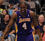 Archivo:Antawn Jamison Lakers laughing 2013