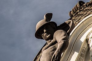 Archivo:Banco Mercantil Santa Cruz detalle