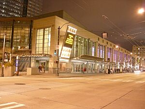 Archivo:Benaroya Hall at night 01