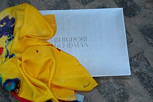 Archivo:Bergdorf goodman casol square sik scarf