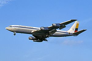 Archivo:Boeing 707-373C, FAC-1201, Fuerza Aerea Colombiana Manteufel-1