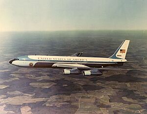 Archivo:Boeing VC-137C SAM 26000 (Air Force One) in flight-130823-F-DW547-005