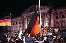 Archivo:Bundesarchiv Bild 183-1990-1003-400, Berlin, deutsche Vereinigung, vor dem Reichstag