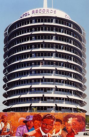 Archivo:Capitol Records Building LA