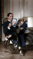 Carlos Gardel posa para la Revista "Sintonía" leyendo uno de sus ejemplares