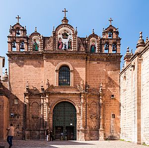 Archivo:Catedral, Plaza de Armas, Cusco, Perú, 2015-07-31, DD 78