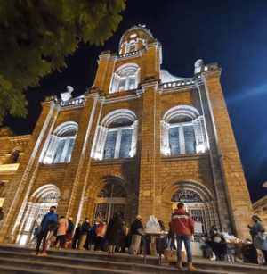 Archivo:Catedral de Azogues, noche (cropped)