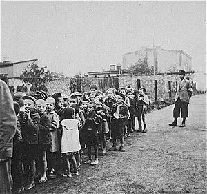 Archivo:Children rounded up for deportation