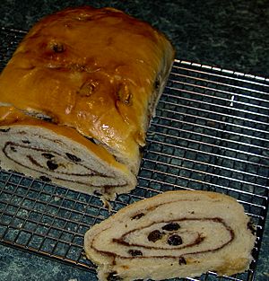 Archivo:Cinnamon swirl raisin bread