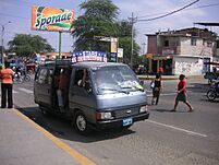 Archivo:Combi en Piura, Peru